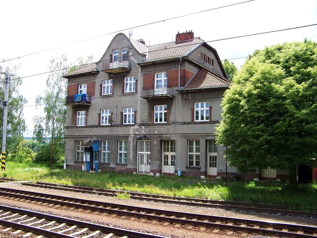 Budova nádraží v Krasíkově. Právě tady vojáci zjistili, že vlak veze sovětskou rušičku. Zdroj: ŠJů, Wikipedie